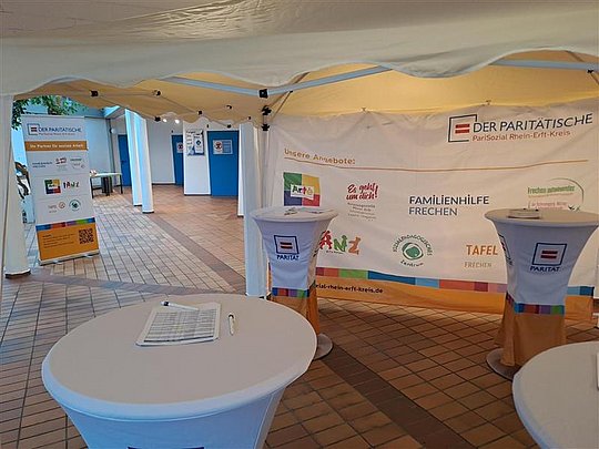 Stehtische und Pavillon mit Werbung Parität