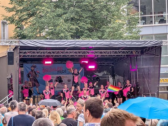 Die Cheerleadergruppe tanzt auf der Bühne