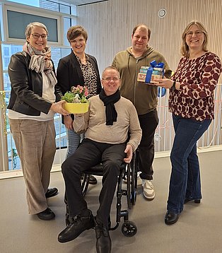 Fünf Personen bei Übergabe der Jubiläumsgeschenke