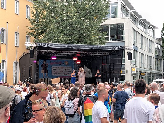 Die Bühne mit einer Menschenmenge im Vordergrund