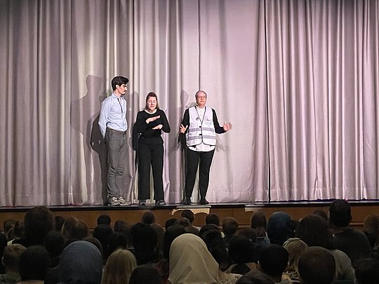 Auf der Bühne, C. Bruchhäuser, Dolmetscherin, K. Wirtz-Woliffer