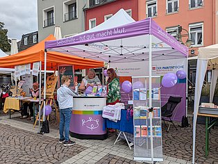 Pavillon des Selbsthilfe-Büros mit Flyerständer.