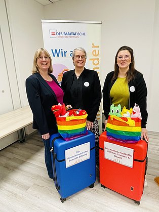 Fachreferentinnen und Geschäftsführung stellen die Paritätischen Koffer vor